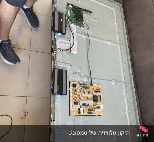 תיקון טלוויזיה עם לוח מעגלים חשמליים